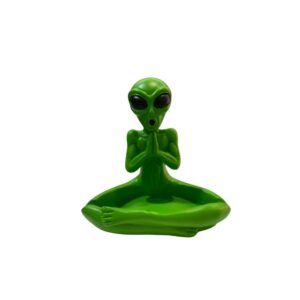 cenicero alien rezando