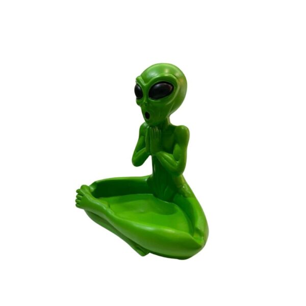 cenicero alien rezando